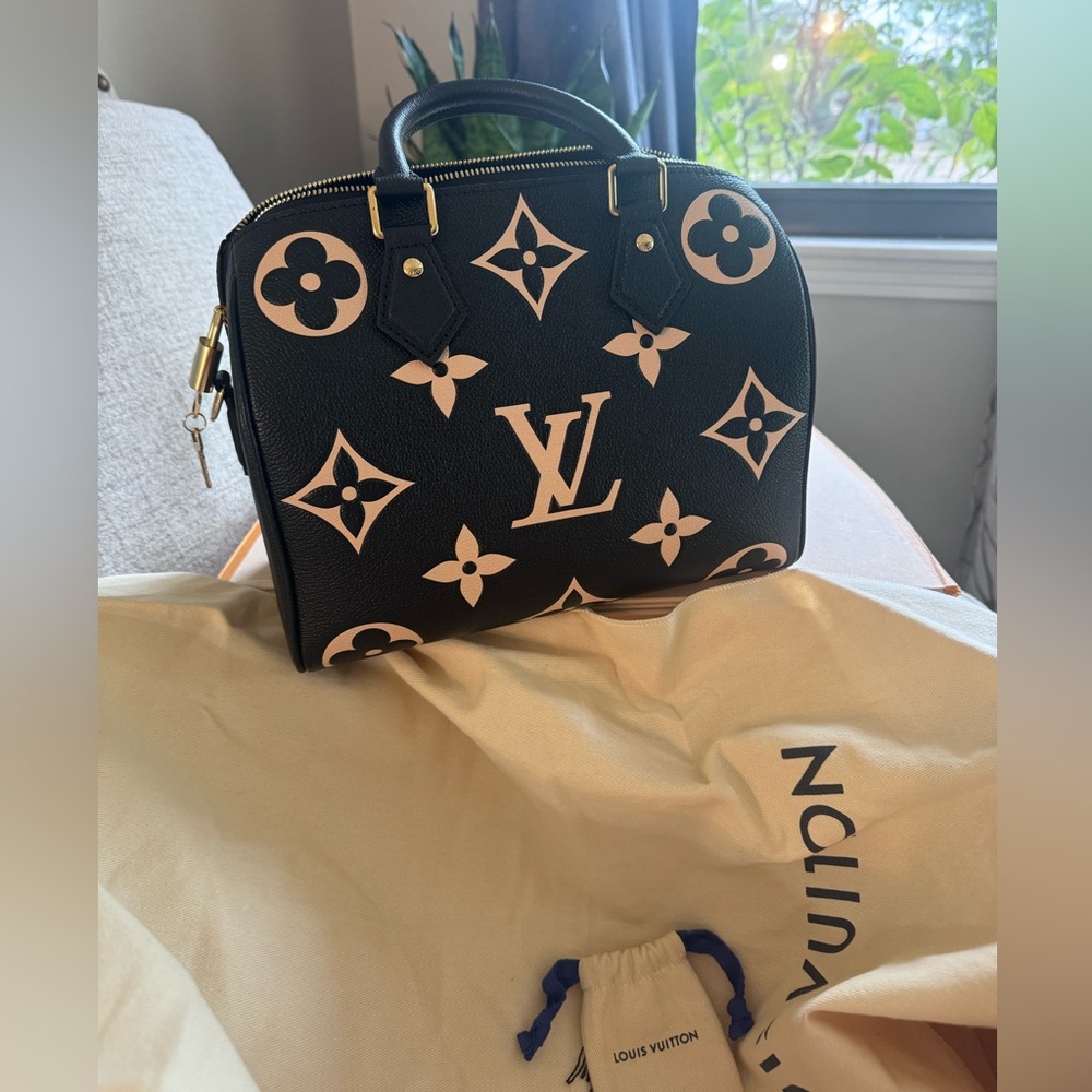 Louis Vuitton
Empreinte Monogram Giant Speedy Bandouliere 25 Black Beige